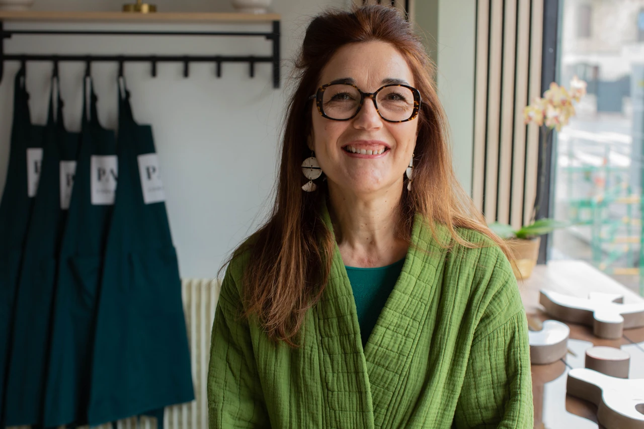 Paula, céramiste de l'atelier PAO