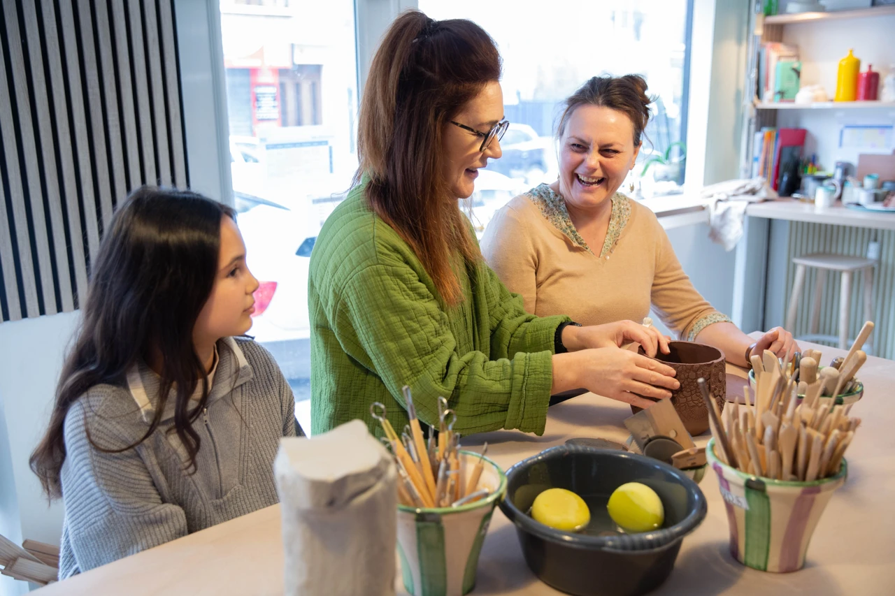 Paula accompagnant des élèves à l'atelier